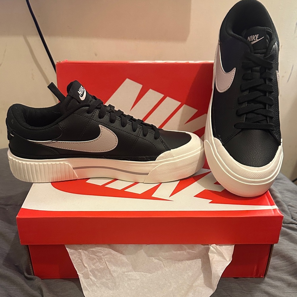 Nike Black and White Nike court legacy lift